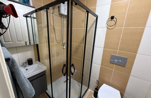 Rasimpasa Apartamento | Cozy 1-bedroom apartment in wonderful Istanbul with WiFi, AC