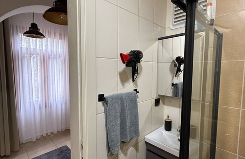 Rasimpasa Apartamento | Cozy 1-bedroom apartment in wonderful Istanbul with WiFi, AC