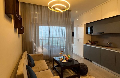 Noida Apartamento | Cozy 1-bedroom apartment in Noida with AC, WiFi & Majestic City View