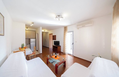 Centar Apartamento | Cozy 1-Bedroom Apartment, Walking Distance to the Beach No. 5