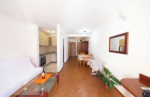 Centar Apartamento | Cozy 1-Bedroom Apartment, Walking Distance to the Beach No. 4