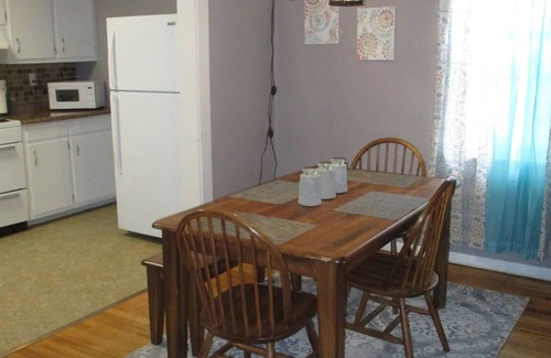 Newton Apartamento | Cozy 1-bedroom apartment on square in Newton