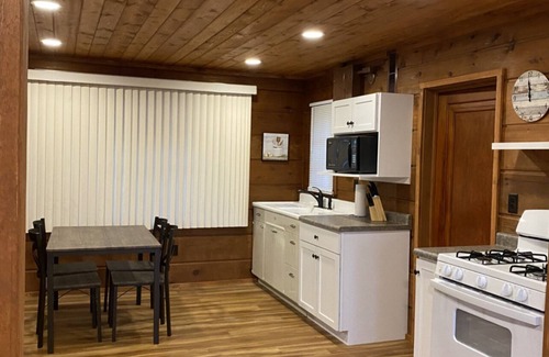 Rhinelander Complejo | Cozy 1-bedroom cabin on Wisconsin River Chain - 200' from the Beach Bar & Grill