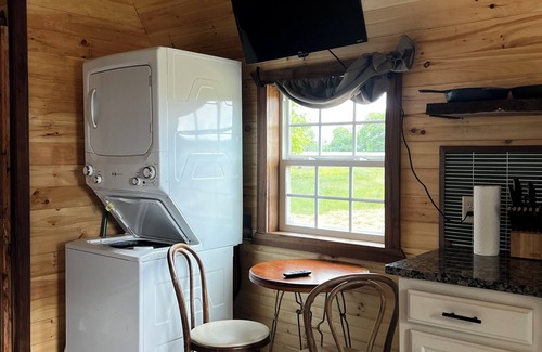 Barton County Cabina | Cozy 1-bedroom cabin in charming Lamar MO with AC