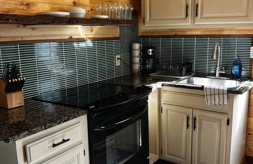 Barton County Cabina | Cozy 1-bedroom cabin in charming Lamar MO with AC