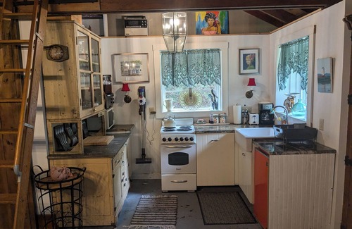 Milford Cabina | Cozy 1-bedroom cabin in amazing Milford with WiFi, AC next to stream.
