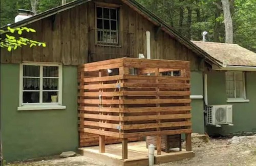 Milford Cabina | Cozy 1-bedroom cabin in amazing Milford with WiFi, AC next to stream.
