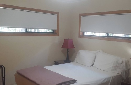 Elk Point Chalet De Esquí | Cozy 1-Bedroom Chalet with Fireplace & Kitchenette. Great South Lake Location