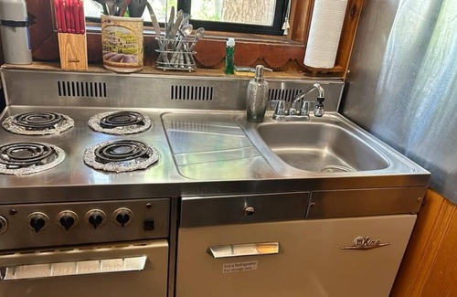Elk Point Chalet De Esquí | Cozy 1-Bedroom Chalet with Fireplace & Kitchenette. Great South Lake Location