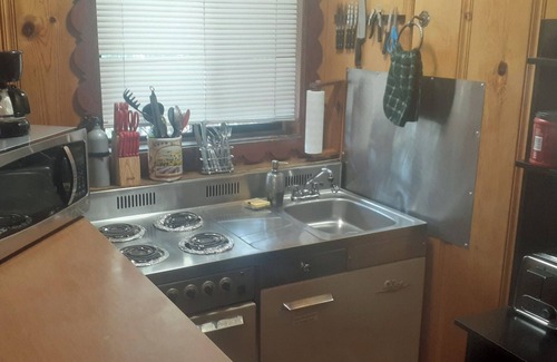Elk Point Chalet De Esquí | Cozy 1-Bedroom Chalet with Fireplace & Kitchenette. Great South Lake Location
