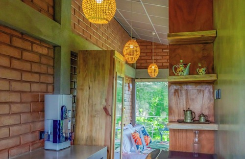 Mawanella Chalet De Esquí | Cozy 1-bedroom chalet in brilliant Mawanella with WiFi, AC