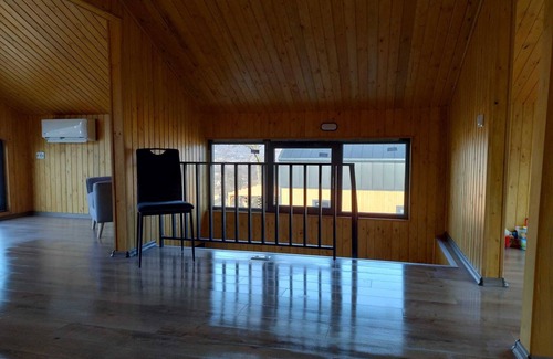 Suncuius Chalet De Esquí | Cozy 1-bedroom chalet with WiFi, AC in charming Șuncuiuș