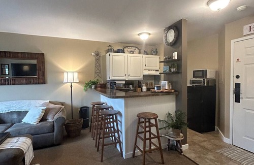 Hancock Condominio | Cozy 1-bedroom condo at ski resort with WiFi, fitness room, pool & hottub