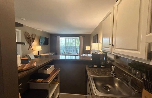 Hancock Condominio | Cozy 1-bedroom condo at ski resort with WiFi, fitness room, pool & hottub