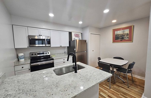 Mount Vernon Condominio | Cozy 1-bedroom condo in wonderful Alexandria with WiFi, AC, Free Parking