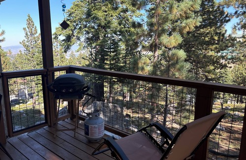 Tahoe Village Condominio | Cozy 1-bedroom condo in terrific Stateline. Sleeps 2 adults plus two minors.