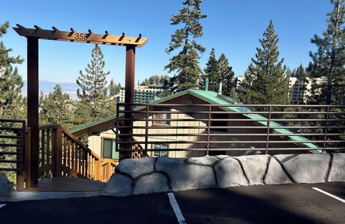 Tahoe Village Condominio | Cozy 1-bedroom condo in terrific Stateline. Sleeps 2 adults plus two minors.