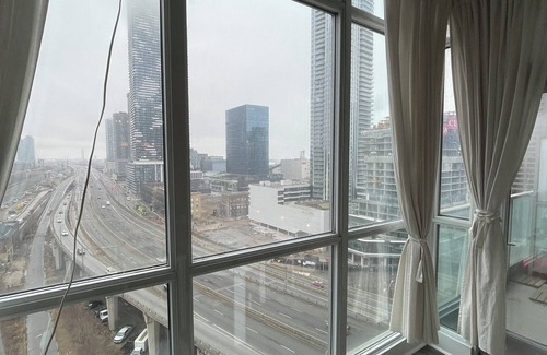 Financial District Condominio | Cozy 1-bedroom condo with AC, WiFi in cool Toronto