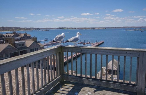 Historic Hill Condominio | Cozy 1-bedroom condo with WiFi, AC in marvelous Newport.