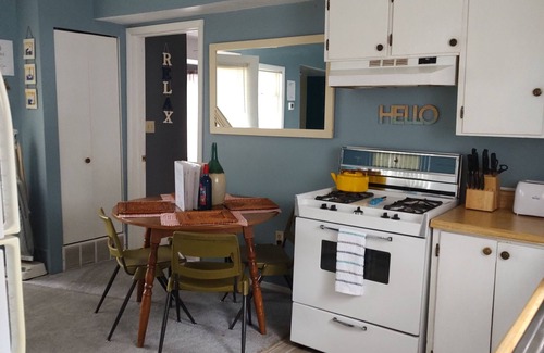 Manistee Cabaña | Cozy 1 bedroom cottage walking distance to Lake Michigan & downtown!