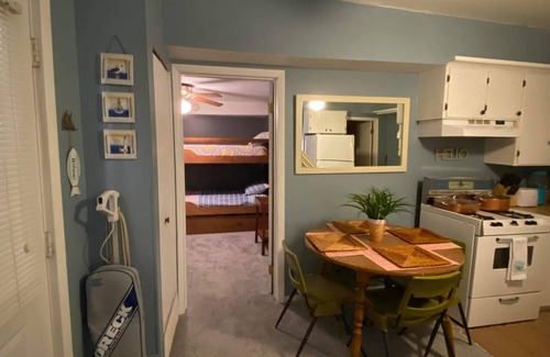 Manistee Cabaña | Cozy 1 bedroom cottage walking distance to Lake Michigan & downtown!