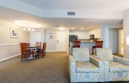 Seabreeze Historic District Complejo | Cozy 1-Bedroom Deluxe Suite in Beautiful Daytona Beach!