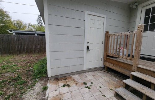 Clearwater Apartamento | Cozy 1 Bedroom, Full Bath, Private Entrance, Huge Yard, Laundry & Near Beaches!