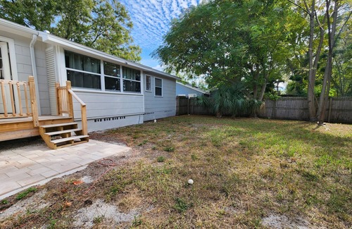 Clearwater Apartamento | Cozy 1 Bedroom, Full Bath, Private Entrance, Huge Yard, Laundry & Near Beaches!