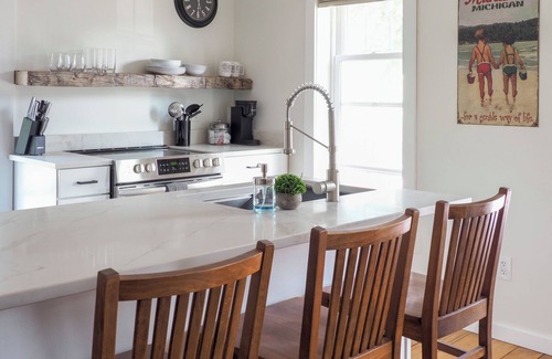 Manistee Apartamento | Cozy 1+ Bedroom Haven with Charm and is a block from downtown!