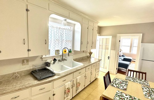 Manchester Casa | Cozy 1-bedroom house w/ WiFi. Work, weekend getaway or celebration? Great place