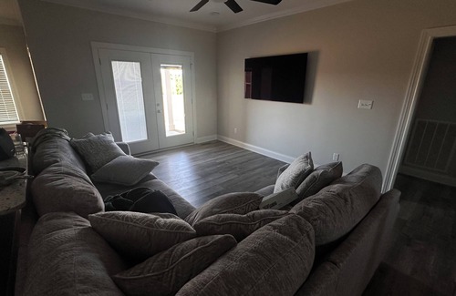 Drake Casa | Cozy 1-bedroom house with WiFi, AC in welcoming Bowling Green!