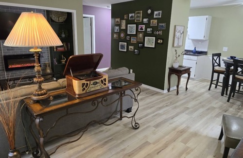 West Seventh Apartamento | Cozy 1-bedroom in West 7th with WiFi, AC, sofabed, full bath and kitchen