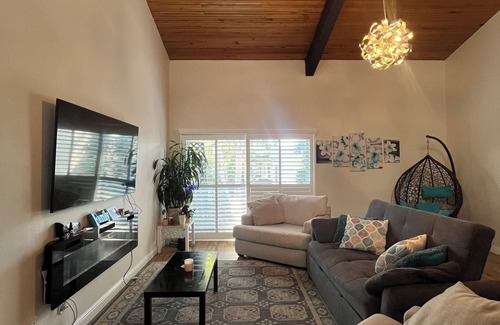 Encino Condominio | Cozy 1-bedroom Loft condo in enchanting Los Angeles with AC, WiFi