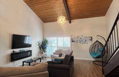 Encino Condominio | Cozy 1-bedroom Loft condo in enchanting Los Angeles with AC, WiFi