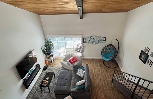Encino Condominio | Cozy 1-bedroom Loft condo in enchanting Los Angeles with AC, WiFi