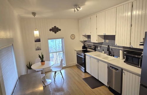 Newport Apartamento | Cozy 1-bedroom Owners Apartment in downtown. Walk to main street.