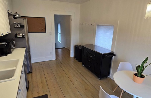 Newport Apartamento | Cozy 1-bedroom Owners Apartment in downtown. Walk to main street.