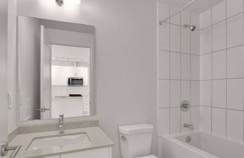 Oakville Condominio | Cozy 1 bedroom plus Den with all amenities in charming Oakville
