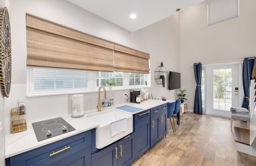 Downtown Dunedin Casa | Cozy 1 bedroom tiny home with pool "Shelly"
