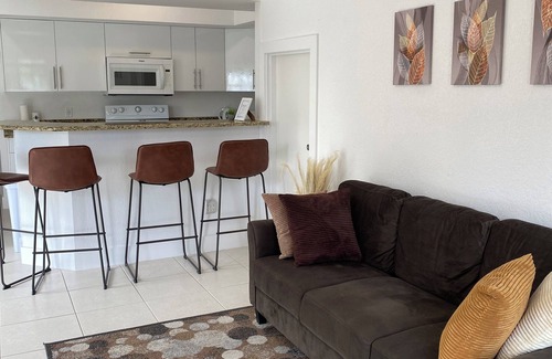 Bodden Town Apartamento | Cozy 1-bedroom with WiFi and AC in charming Bodden Town