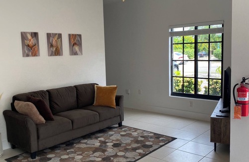 Bodden Town Apartamento | Cozy 1-bedroom with WiFi and AC in charming Bodden Town