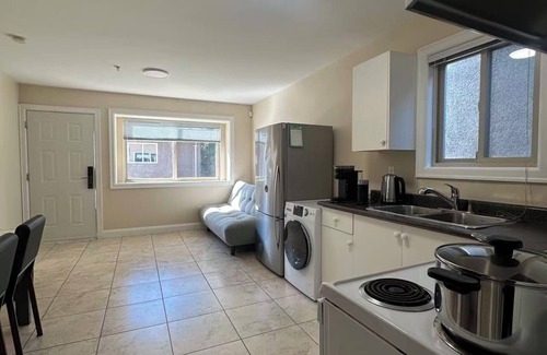 Marpole Casa | Cozy 1-BR Suite in West Side Kitchen & Living