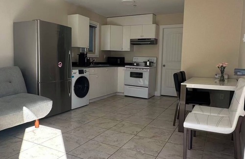 Marpole Casa | Cozy 1-BR Suite in West Side Kitchen & Living