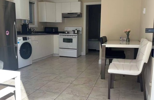 Marpole Casa | Cozy 1-BR Suite in West Side Kitchen & Living