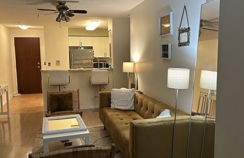 Central Erin Mills Condominio | Cozy 1 BR with private balcony