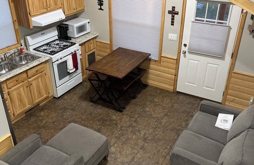 Gleneagle Cabina | Cozy 1 King bedroom + loft cabin in charming Colorado Springs near USAFA