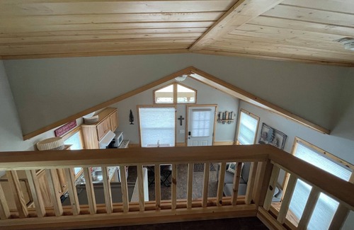 Gleneagle Cabina | Cozy 1 King bedroom + loft cabin in charming Colorado Springs near USAFA