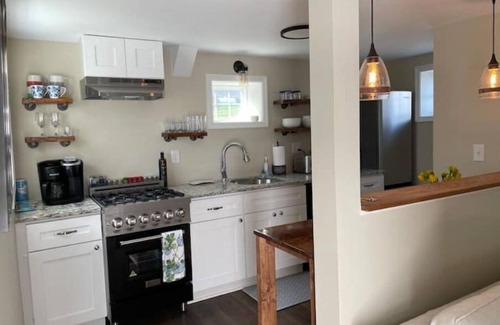 Broadway Cabaña | Cozy 1830 Summer Kitchen