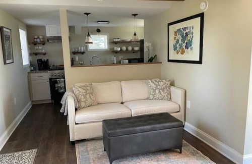 Broadway Cabaña | Cozy 1830 Summer Kitchen