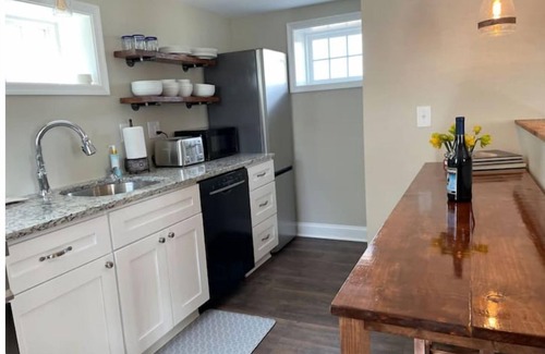Broadway Cabaña | Cozy 1830 Summer Kitchen